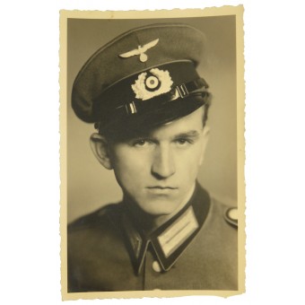 Portrait photo of Wehrmacht soldier in dress uniform and visor cap. Espenlaub militaria
